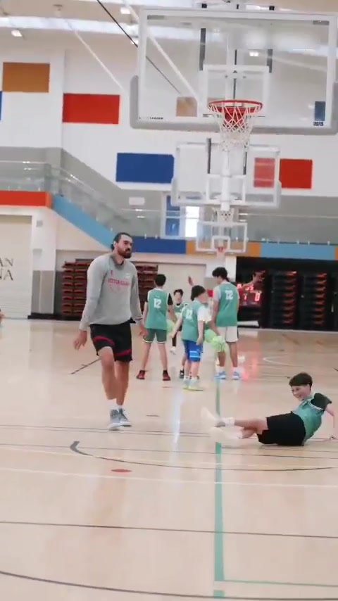 体育直播-亚当斯训练营上演震撼一幕，海王暴力隔扣年轻学员