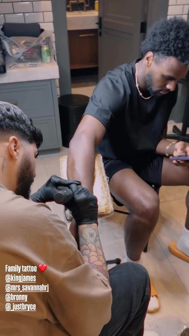 最新版-家庭套餐！纹身师晒受邀前往詹姆斯家中 为其一家四口进行纹身