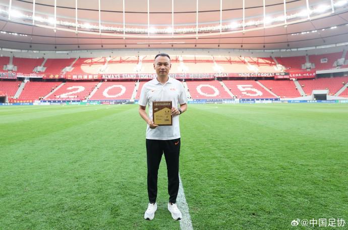 体育赛事-里程碑，裁判员王竞完成个人第100场中超联赛执法