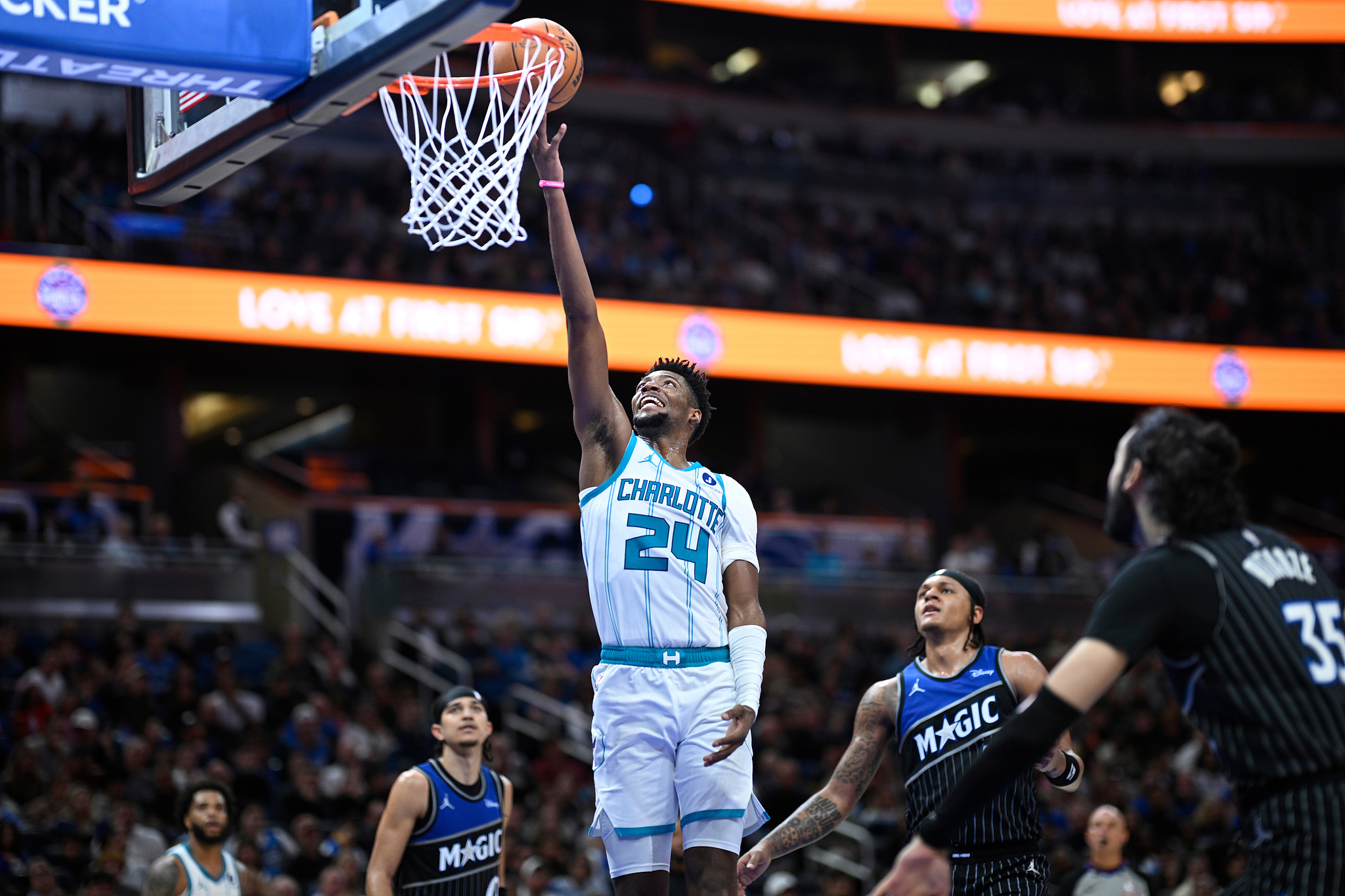 米勒20+4班凯罗23+7+5 黄蜂客场大胜魔术