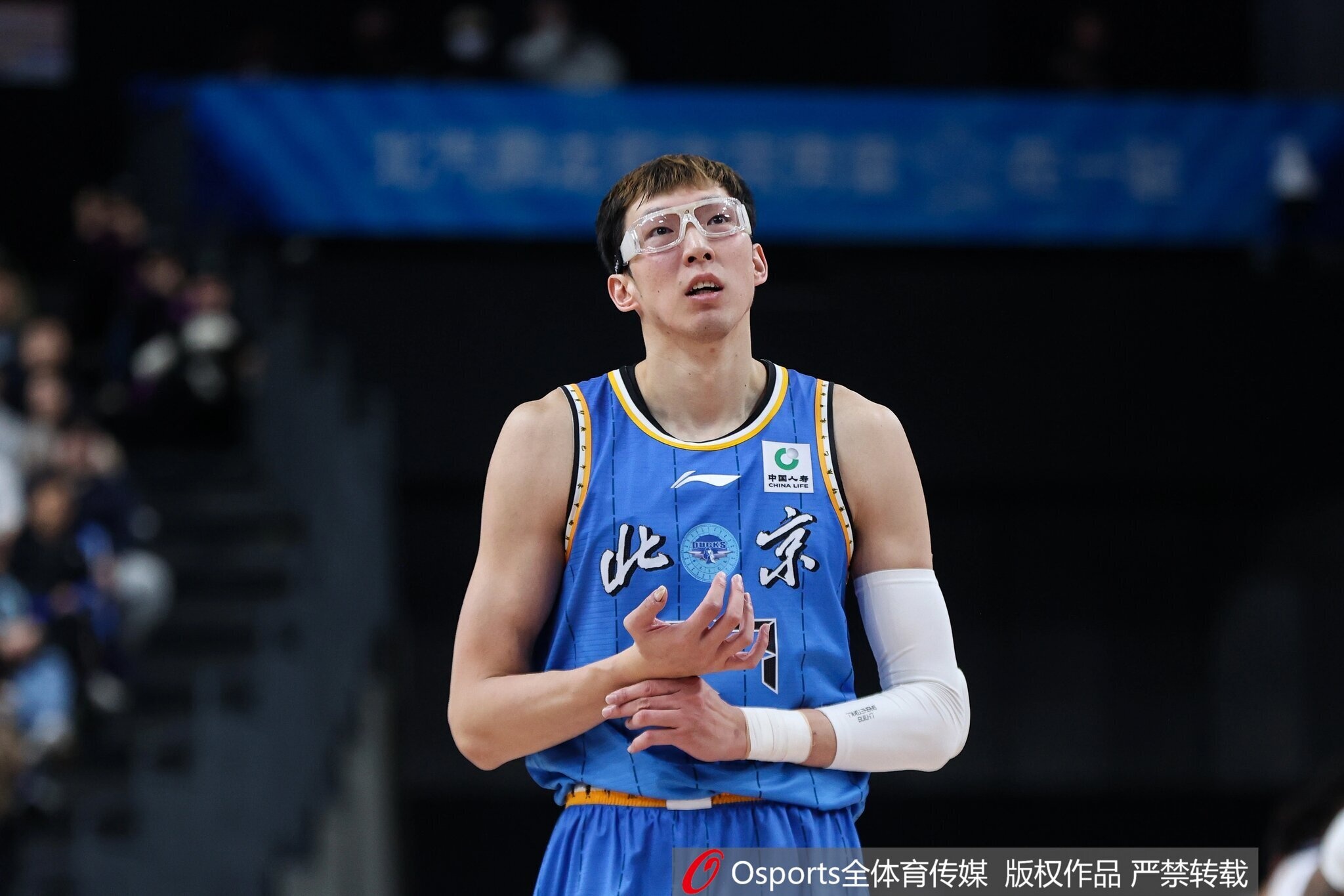 最新版-打外援一点不怵！周琦半场3中3拿8分6板 多次造到犯规6罚2中